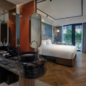 Comfort King Room with Balcony and Unlimited Self-Service Laundry