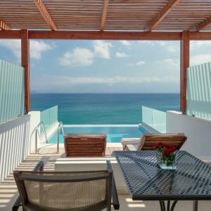 Frontal Deluxe Room with Sea View & Private Pool