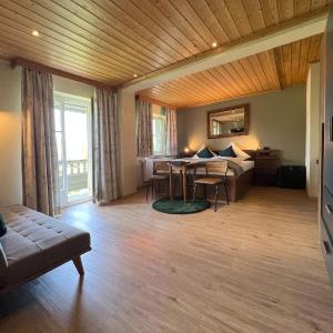 Double Room with Balcony and Garden View