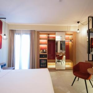 Deluxe Queen Room with Balcony - Non-Smoking