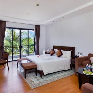 Suite with Mountain View