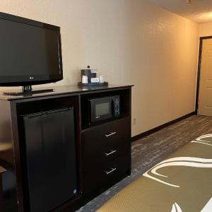 Queen Room - Accessible/Non-Smoking