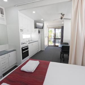 Queen Cabin 5 Berth