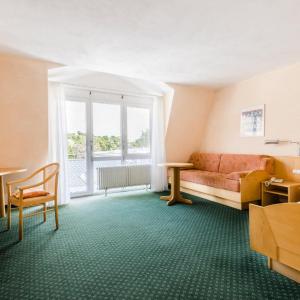 Standard Twin Room with Mountain View