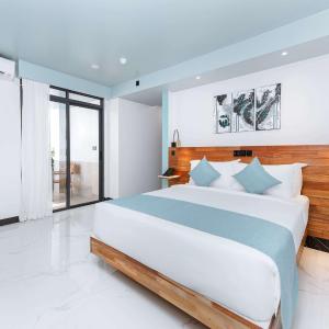 Deluxe Double Room with Balcony (Free Return Airport Transport)