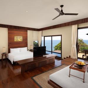 Spa Pool Suite (Open style washroom and bathroom)