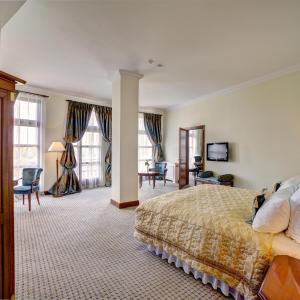 Presidential Suite with Aqua Pool Area Access