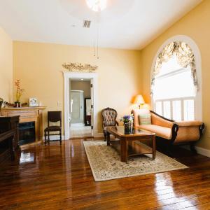 1 Bedroom Suite With Balcony & Jetted Tub