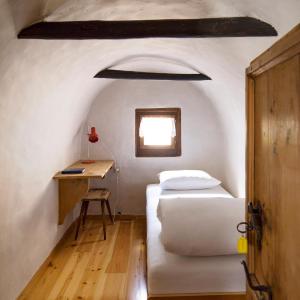 Single Room with Shared Shower and Toilet