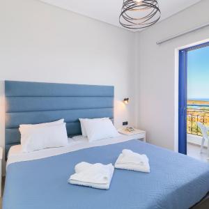 Double or Twin Room with Side Sea View
