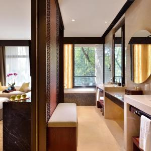 North View Deluxe King Bed