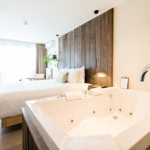 Deluxe Suite with Spa Bath