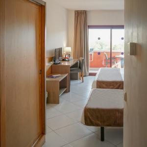 Family Suite (2 Adults + 1 Child)