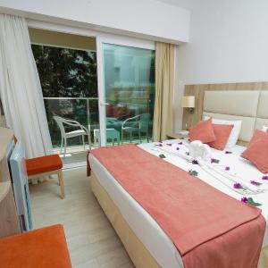 Deluxe Double Room with Side Sea View