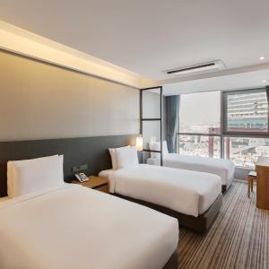 Standard Triple Room with City View