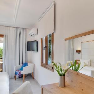  Family Junior Suite with Balcony and Sea View 