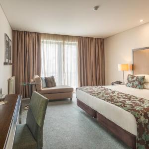 Family Room (2 Adults + 2 Children up to 9 years old)