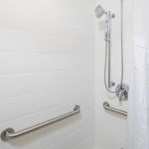 Standard King Room with Roll-in Shower - Mobility Accessible