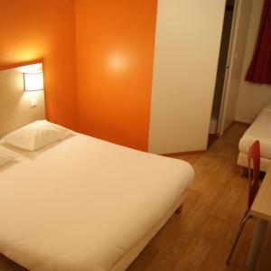 Triple Room (1 Double Bed + 1 Single Bed)