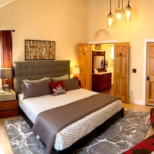 Deluxe King Suite