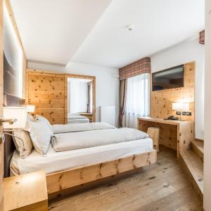 Deluxe Suite with Spa Bath