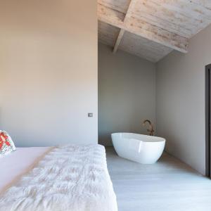 Suite with Hot Tub