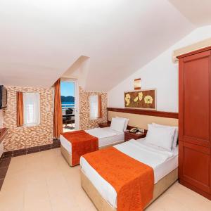 Double or Twin Room with Sea View