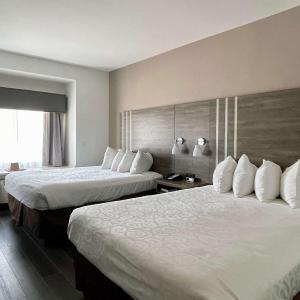 Queen Room with Two Queen Beds and Bath Tub - Disability Access/Non-Smoking 