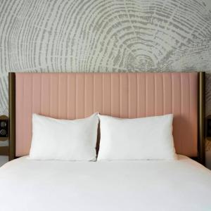 2 rooms next to each other (2 double rooms)