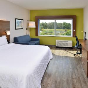 King Suite with Communication Mobility Accessible Tub