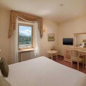 Premium Room with Lake View with Spa Access