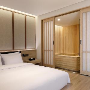 Queen Room with Spa Bath