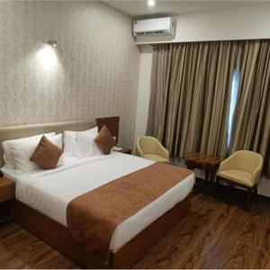 Deluxe Double Room (2 Adults + 1 Child)