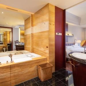 Executive Kind Bed Room with View of Macau and Hong Kong-Zhuhai-Macau Bridge Free Welcome Fruit)