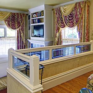 Queen Suite - Library