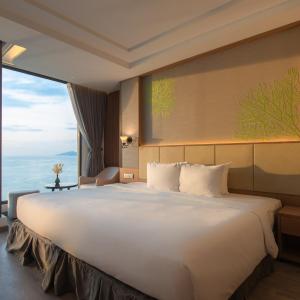 Deluxe Double Room with Balcony and Ocean View