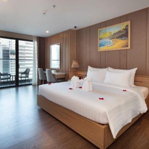 Deluxe Double or Twin Room with City View