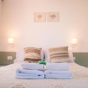 Deluxe Double Room with Side Sea View