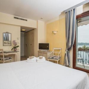 Deluxe Double or Twin Room with Lake View