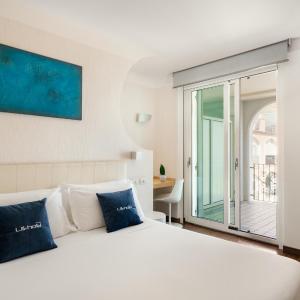 Deluxe Double Room with Balcony Sea View