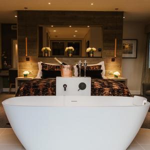 Winander Club Lime Room with Feature Bath