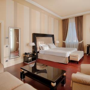 Junior Twin/King Suite with Sea View