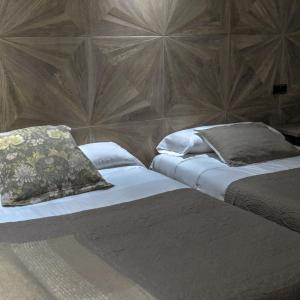 Deluxe Room (2 Adults + 1 Child)