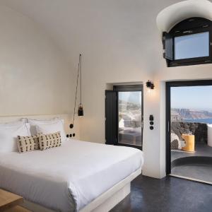 Executive Honeymoon Cave with Caldera View and Outdoor Hot Tub