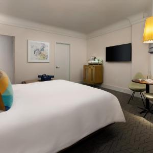 Corner King Room