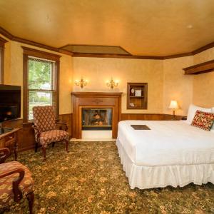 Deluxe Queen Suite