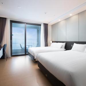 Special Offer - Deluxe Family Room with Sea View