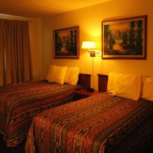Queen Room with Two Queen Beds Kitchenette - Smoking