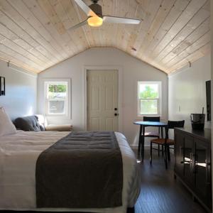 Premium Detached King Cabin with Private Ensuite Bathroom