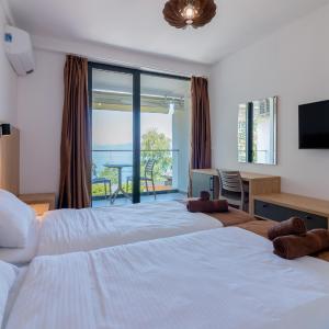 Deluxe Double Room with Lake View and Balcony 